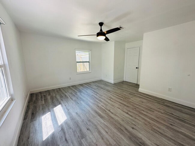 Building Photo - Charming 3 Bed, 2 Bath Oasis: Minutes from...