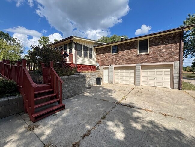 Building Photo - Close to Glenbrook area in Hendersonville!