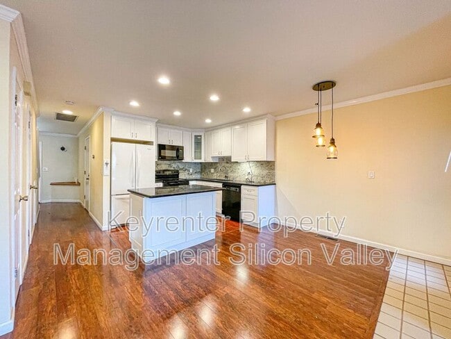 Building Photo - 700 Chiquita Ave