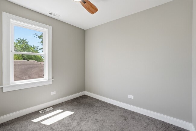 Building Photo - 4447 S Leamington Ave