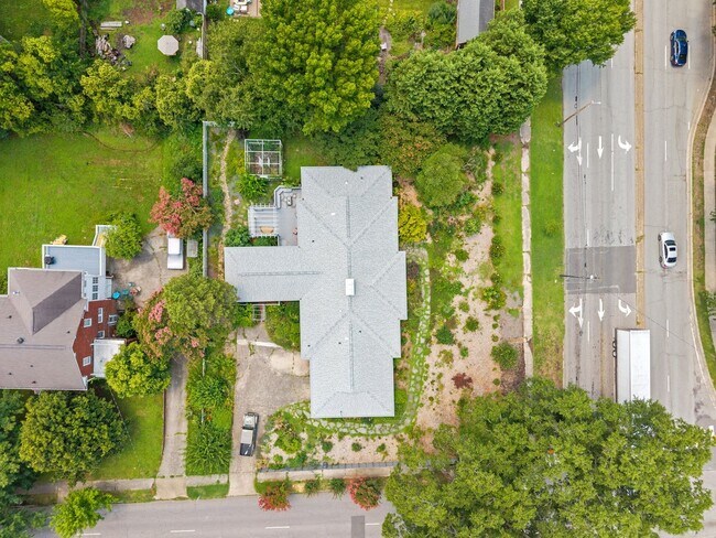 Building Photo - Gorgeous and Spacious 3 Bedroom Ranch in T...