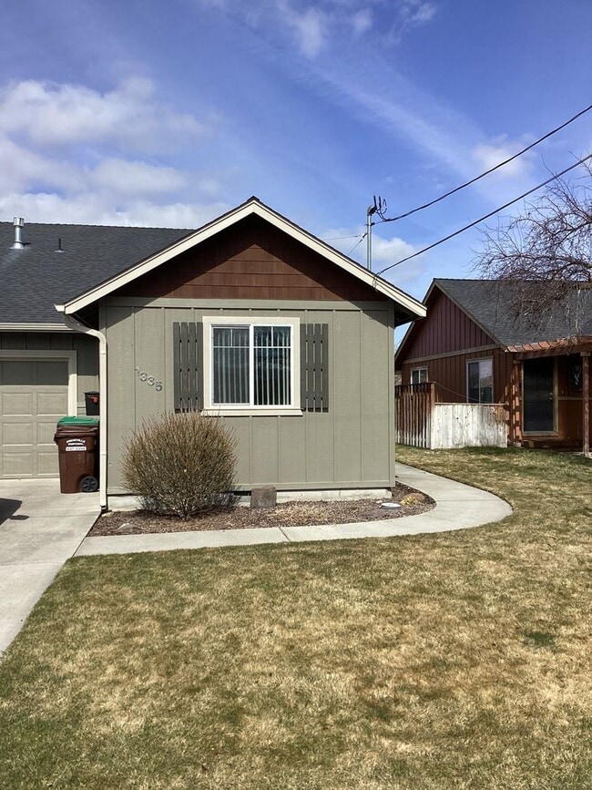 Primary Photo - 1335-1335 NE Del Norte Ave