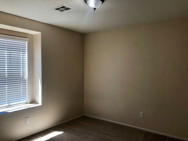 Building Photo - Beautiful  3Bed/3Bath home with a Loft nes...