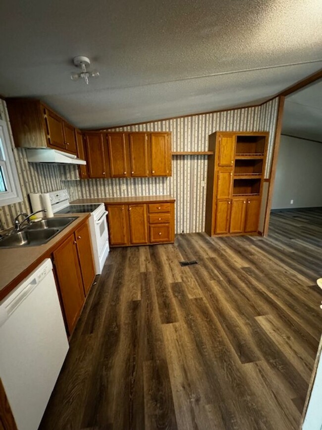 Building Photo - 3 Bedrooms 2 Bath Home, freshly painted, n...