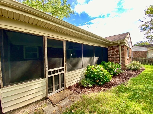 Building Photo - Charming Ranch-Style Home With Garage Avai...