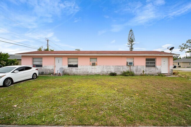 Building Photo - 1604-1608 Oak Dr