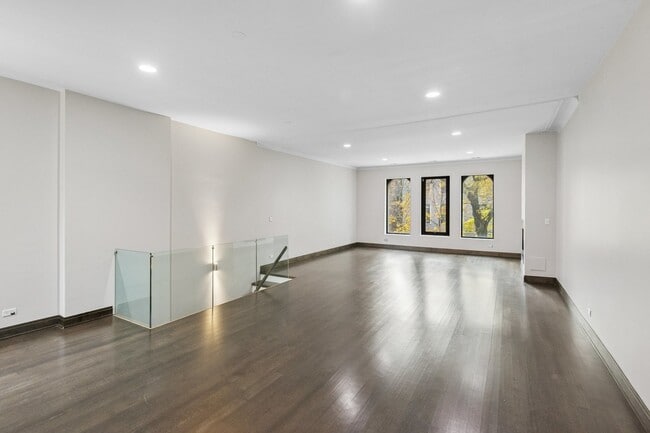 Building Photo - 44 E Cedar St