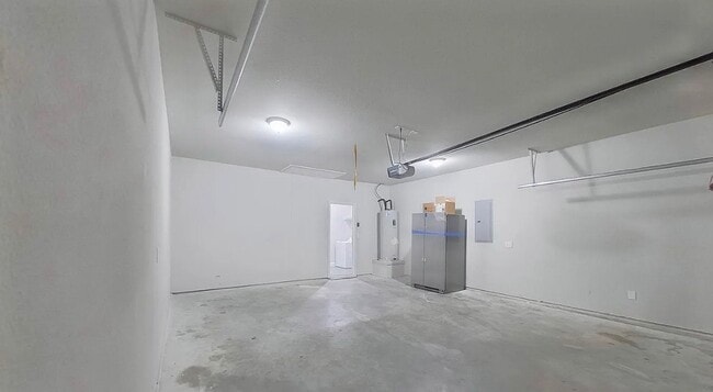 Building Photo - Move-In Ready 4-Bedroom Home with Timeless Appeal