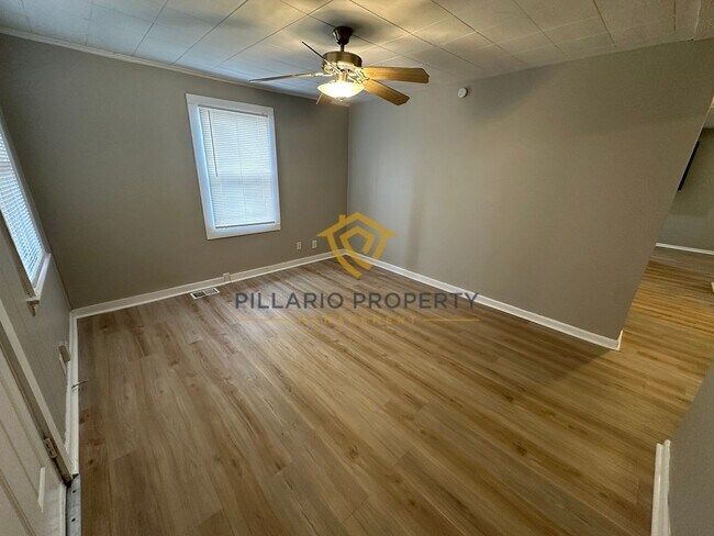 Building Photo - $500 OFF MOVE IN COSTS! MUST SEE UNITS! Close to Bethel Park, Updated 3 Bedroom/1 Bathroom with D...