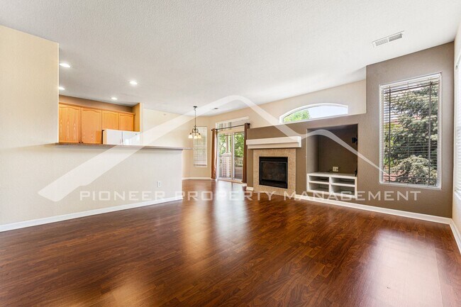 Building Photo - Charming condo with Central AC and 1 Car G...