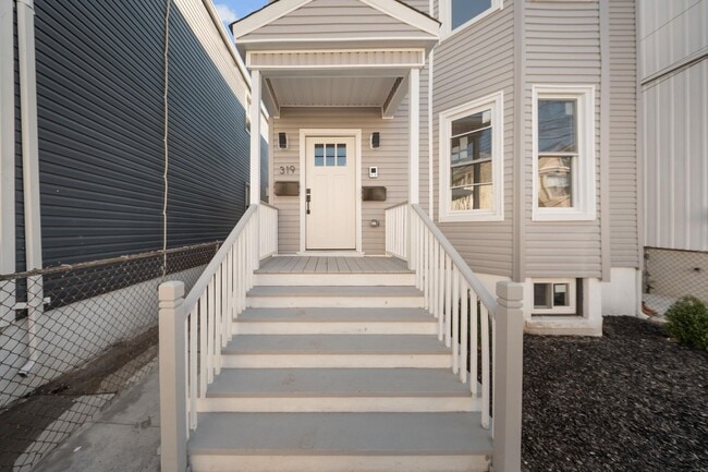 Building Photo - 319 William St