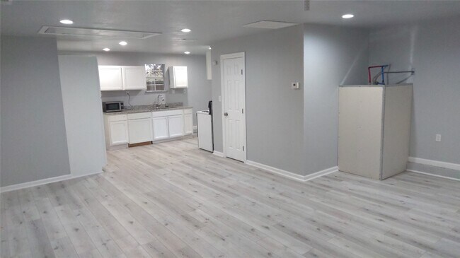 Building Photo - 7366 Meadowbrook Dr