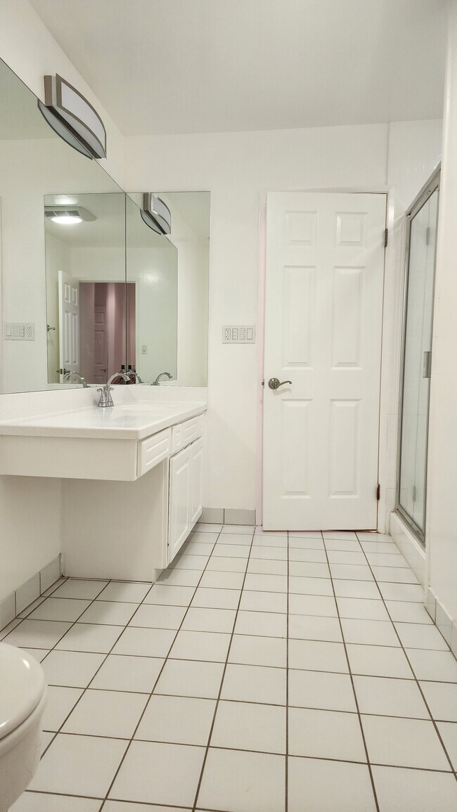 Building Photo - 303 N Swall Dr