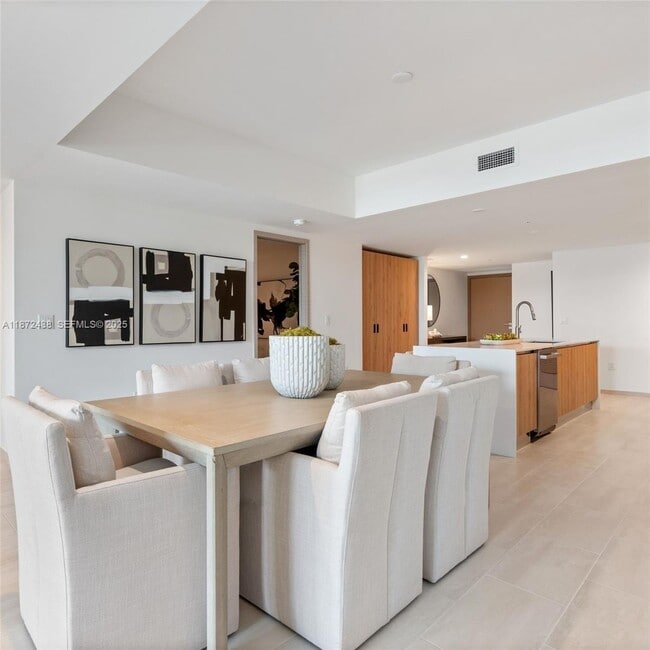 Building Photo - 10281 W Bay Harbor Dr