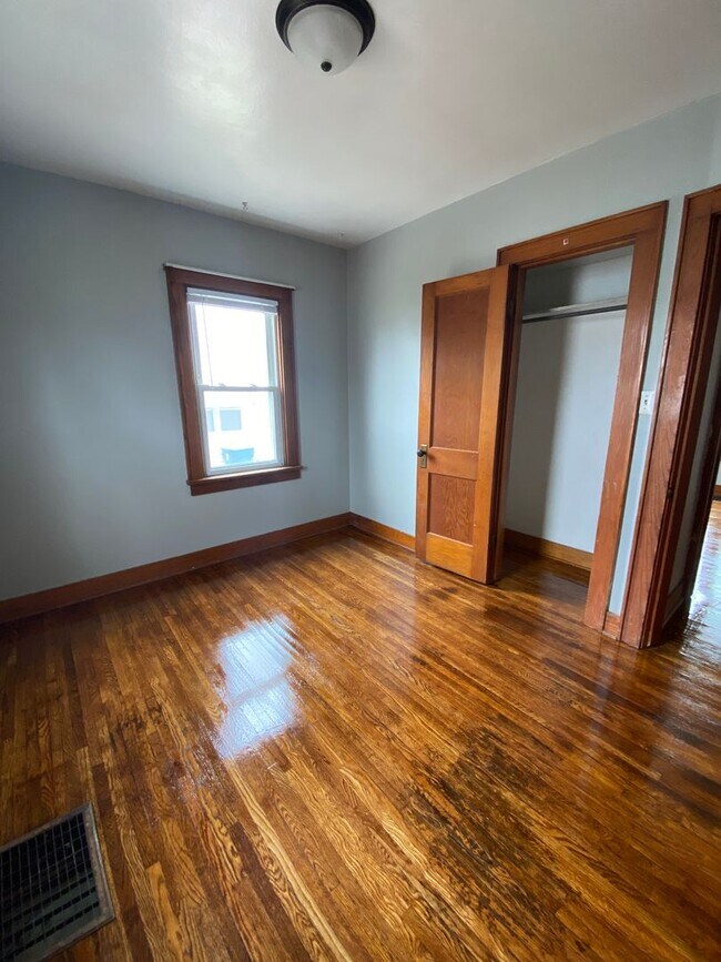 Building Photo - 2 Bedroom 1 Bath with garage! 1717 Hawthor...