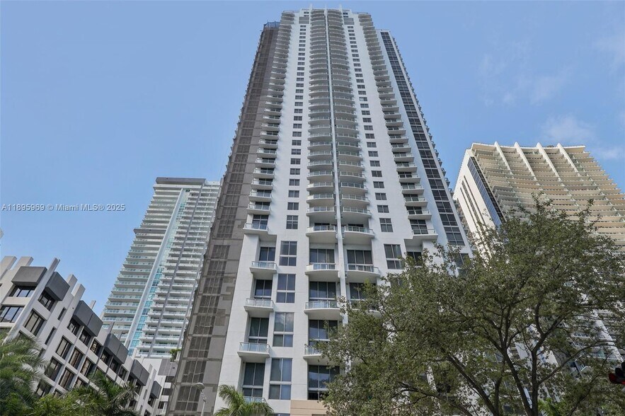 Building Photo - 1060 Brickell Ave