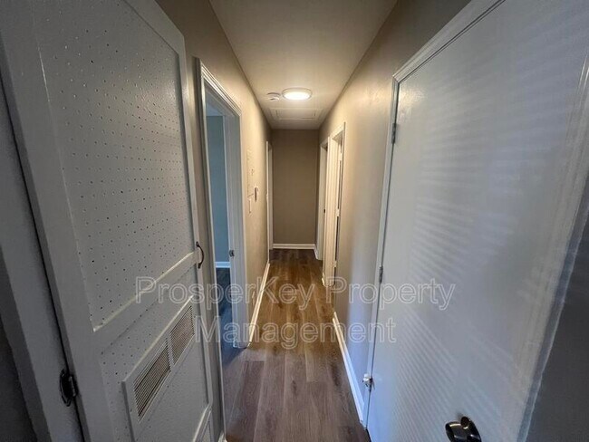 Building Photo - 502 Fall Dr