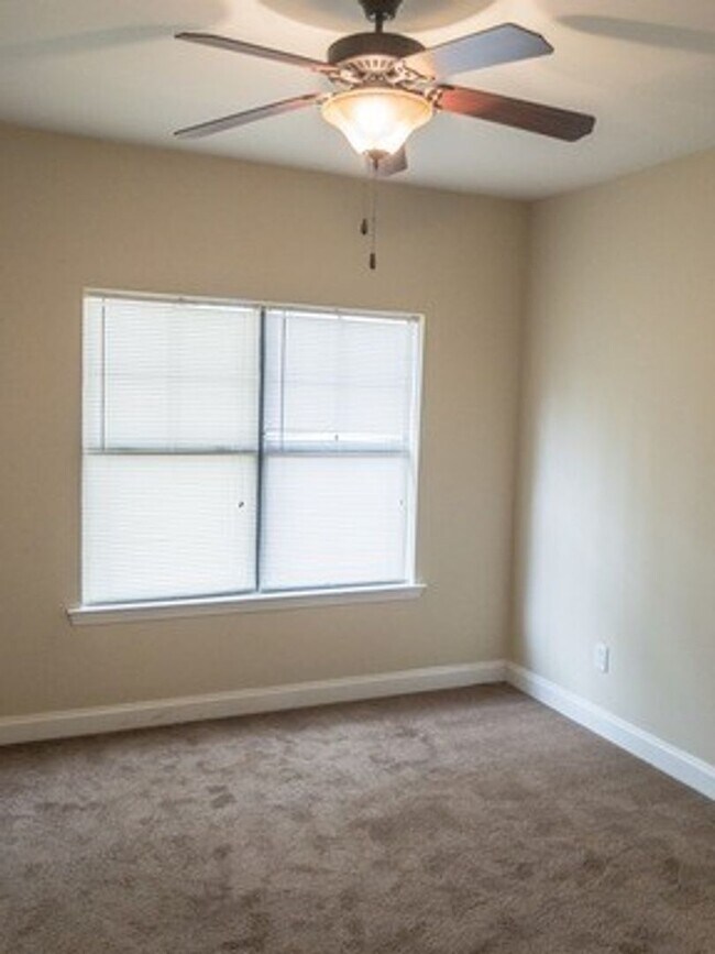 Building Photo - Town Home For Rent In Tuscaloosa, AL! COMING SOON!