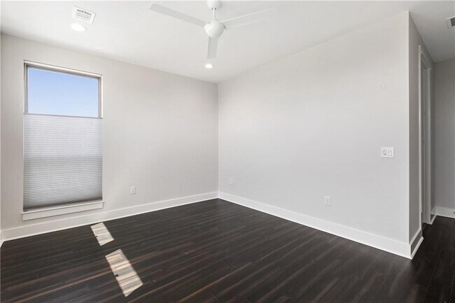 Building Photo - 2702 Crest Ave