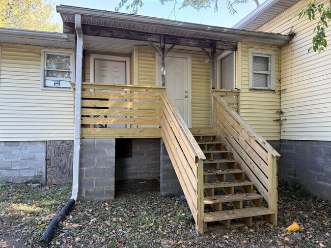 Building Photo - Renovated 4 Bedroom Duplex Unit in South Nashville - Pet Friendly!