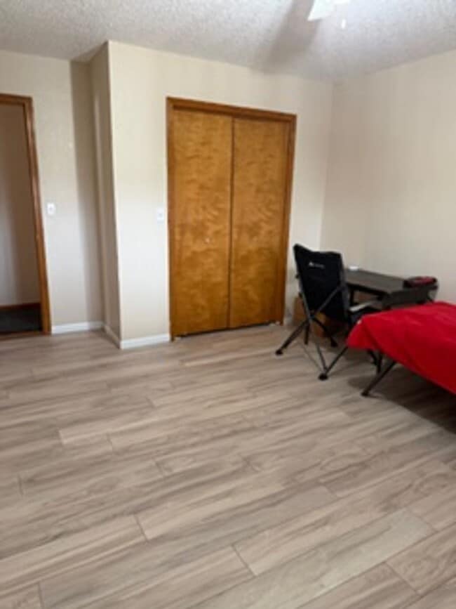 Building Photo - Beautiful country setting