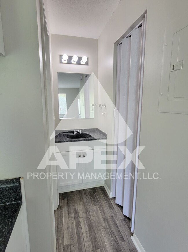 Building Photo - Newly Renovated - Alcoa Studio Apartments – Convenient Location!