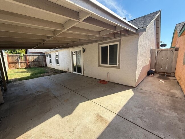 Building Photo - Updated single story located in Modesto!