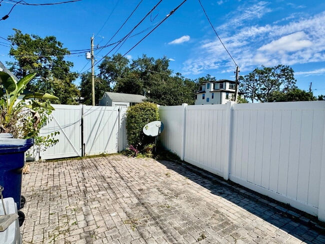 Building Photo - 3 Bed, 2 Bath Tampa Home Walking Distance ...