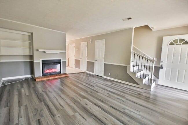 Building Photo - Convenient Antioch Townhome