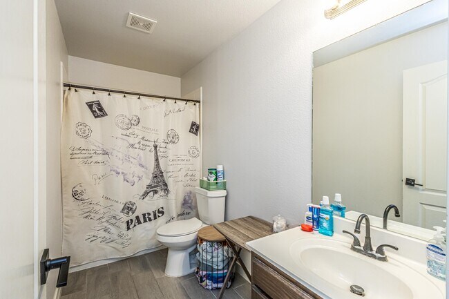 Building Photo - 5220 Feria Dr