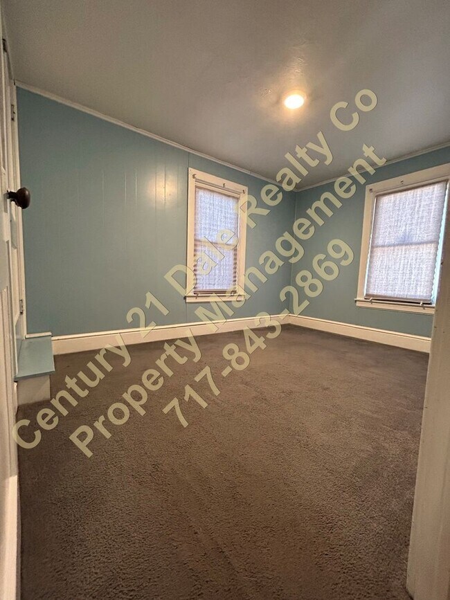 Building Photo - Large 2 Bedroom Apartment in Eastern Schoo...
