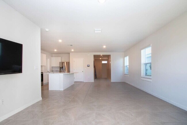 Building Photo - Spacious 5-Bed Retreat with Granite Elegance in Lakewood Ranch