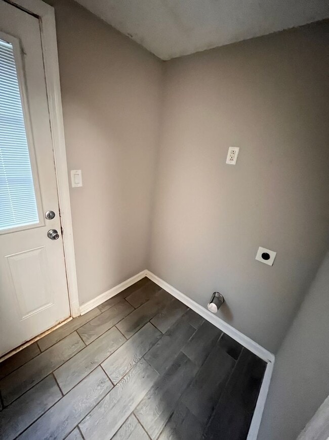 Building Photo - Charming 3-bedroom, 2-bath townhouse