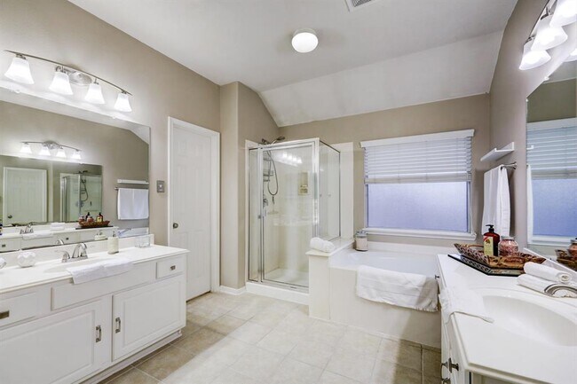 Building Photo - 3719 Wild Oak Dr