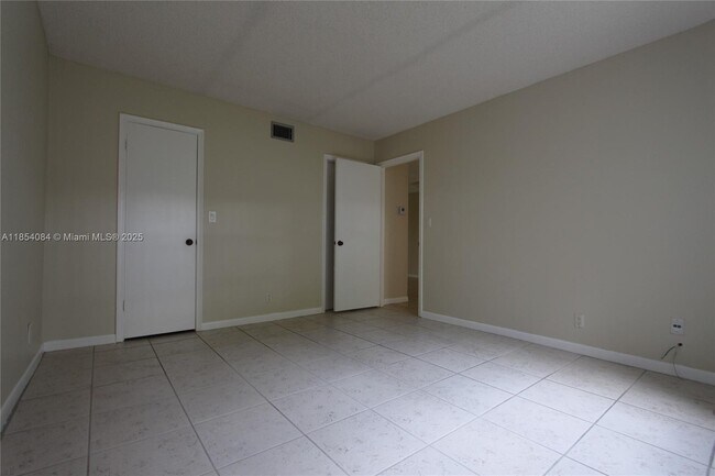 Building Photo - 3101 Oakland Shores Dr