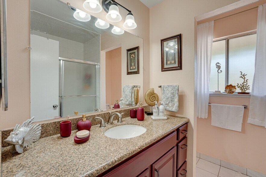 Building Photo - 5474 Roundtree Pl