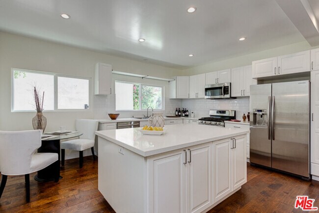 Building Photo - 831 S Curson Ave