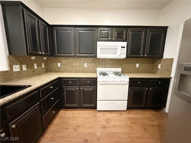 Building Photo - 5975 Barbosa Dr