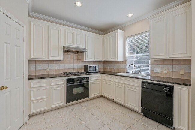 Building Photo - 1315 Anita St