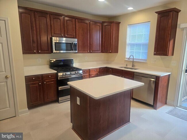 Building Photo - 116 Douglas Dr