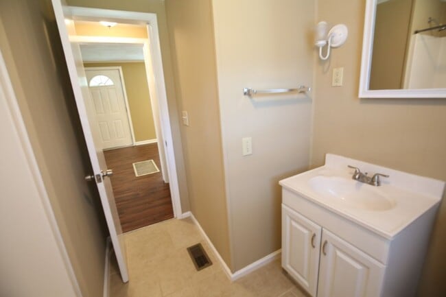 Building Photo - Charming 2-Bedroom Home with Modern Updates in Concord/Rock Creek Area"