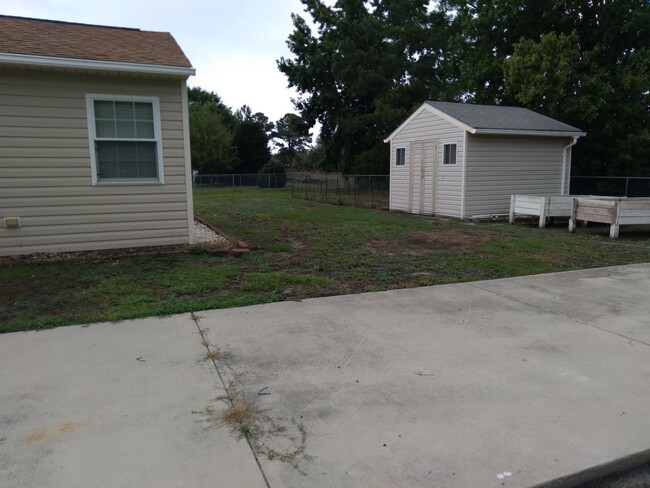 Building Photo - Cute 3 bedroom, 2 bath house with garage a...