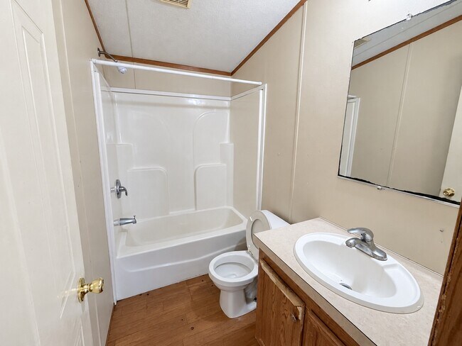 Building Photo - 3 Bed/2 Bath - Unit 204 Gaither