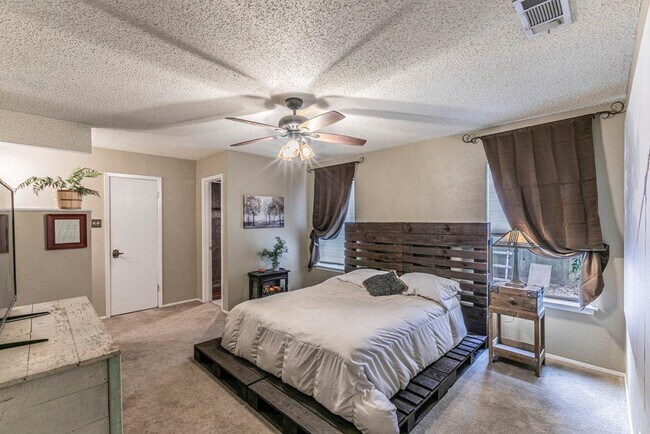 Building Photo - 302 S Mt Rushmore Dr