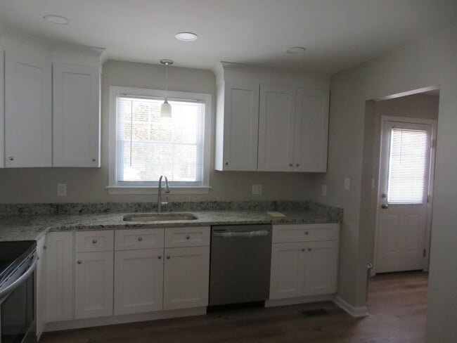 Building Photo - Colonial Heights