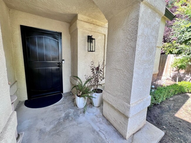 Building Photo - $2,495 Shepherd & Maple, 3 Bedroom 3 full ...