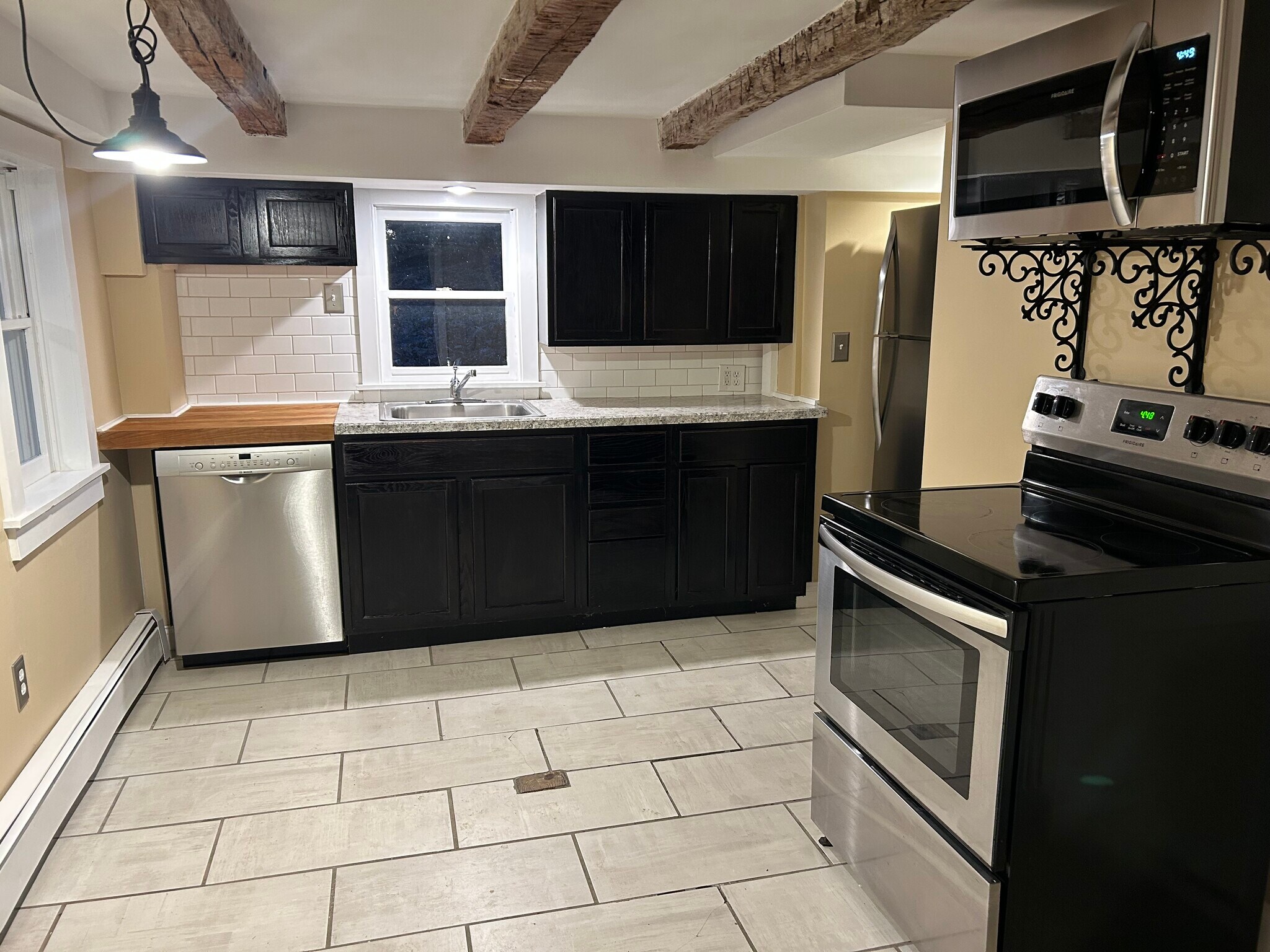 Building Photo - 303 Waterbury Hill Rd