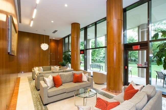 Building Photo - 65 E India Row