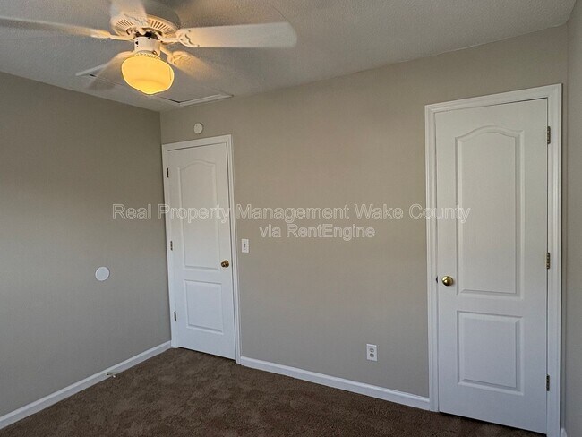 Building Photo - 9704 Erinsbrook Dr