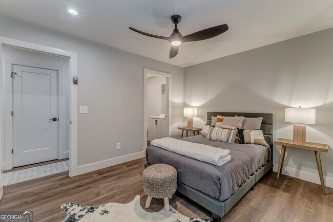 Building Photo - 93 Chateau Dr SE